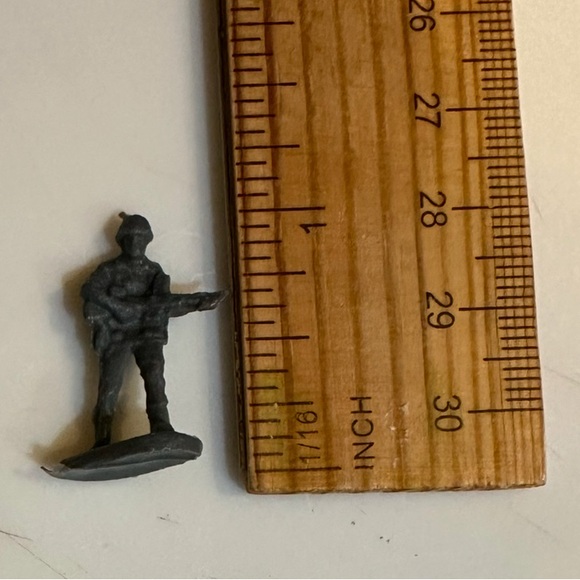 VTG Y2K TINY ARMY MAN MILITARY 1” TOY STORY MINIATURE ACTION FIGURE COLLECTIBLE - Picture 2 of 9